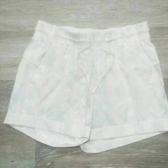 Lululemon Spring Break Away Short *4-way Stretch 3"
Eternal Wave White size 4 - Picture 6 of 13
